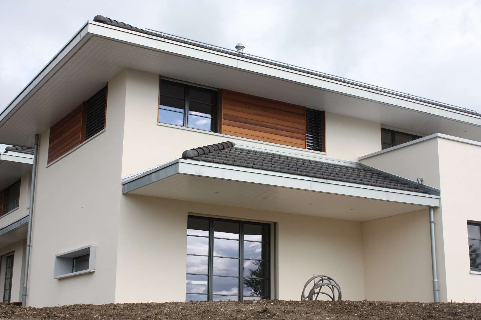 Façade en lames de cèdre rouge, réalisation Métral Sàrl